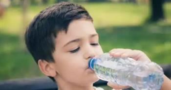 وبخاصة في الصيف .. تعرف على فوائد شرب الماء للأطفال