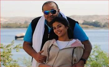 روبي تصل باكية إلى جنازة طليقها سامح عبد العزيز وتلقي عليه نظرة الوداع
