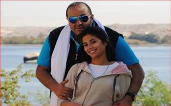 روبي تصل باكية إلى جنازة طليقها سامح عبد العزيز وتلقي عليه نظرة الوداع
