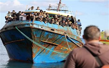السلطات اليونانية تنقل مئات المهاجرين من جزيرة كريت إلى ميناء لافريو بالقرب من أثينا 