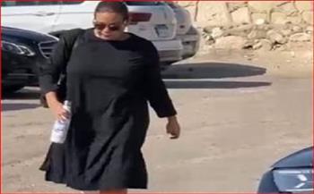 رغم إصابة قدمها.. كاملة أبو ذكري تشارك في جنازة سامح عبد العزيز