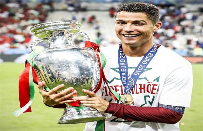 رونالدو يحتفل بالذكرى التاسعة لفوز البرتغال بلقب اليورو التاريخي