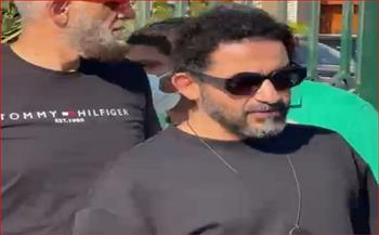 أحمد حلمي يشارك في جنازة المخرج سامح عبد العزيز بمسجد الشرطة