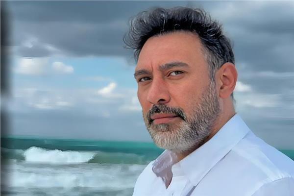 عمرو مصطفى يشوّق جمهوره لعمل فني جديد يحمل توقيع نجله