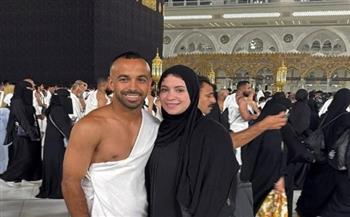 أفشة وزوجته يؤديان مناسك العمرة قبل بدء فترة الإعداد للموسم الجديد 