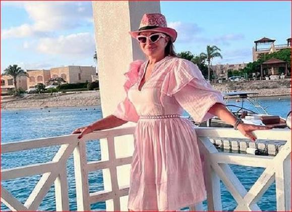بإطلالة وردية.. إلهام شاهين تخطف الأنظار من عطلتها في الساحل الشمالي  