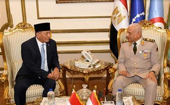 وزير الدفاع والإنتاج الحربي يبحث مع نظيره الإندونيسي تعزيز التعاون العسكري   