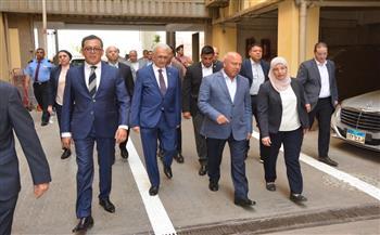 نائب رئيس الوزراء  للتنمية الصناعية يتفقد  مصنع "بافاريا "بجسر السويس 