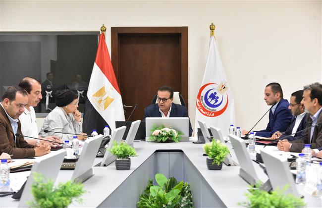 وزير الصحة يناقش عددا من الإجراءات لتعزيز جودة الخدمات الصحية المقدمة للمواطنين