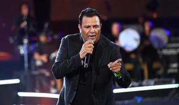 وليد منصور يعيد تألق المسرح الروماني بحفل كامل العدد ويجهز لمزيد من المفاجآت الفنية  