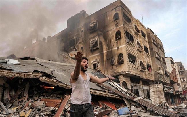 استشهاد فلسطينيين جراء قصف مدفعية الاحتلال منزلا بحي الدرج في مدينة غزة 