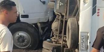 انقلاب سيارة نقل مقطورة بترعة فى الصف 