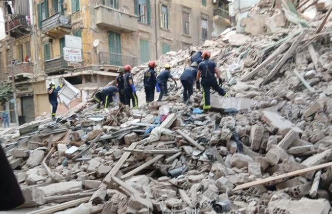 وفاة وإصابات في انهيار عقار بالعطارين.. والبحث جارٍ عن مفقودين تحت الأنقاض