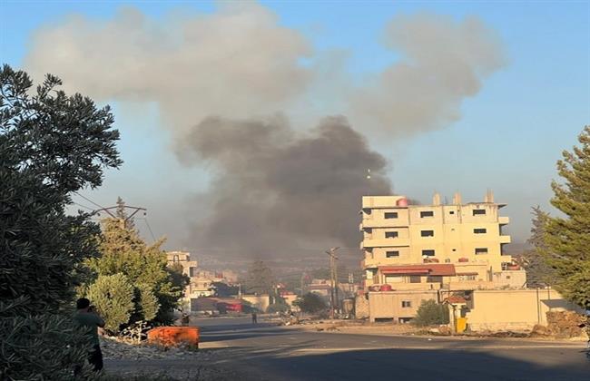 طيران الاحتلال يستهدف محيط بلدة المزرعة غرب مدينة السويداء السورية