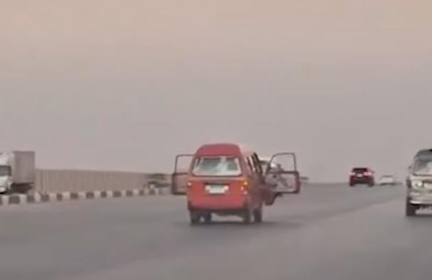 تعرف على عقوبة الاستعراض بالسيارة وفقًا لقانون المرور