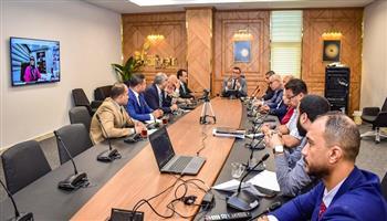 وزير الإسكان يتابع ملفات العمل بالمدن الجديدة ويوجه بصيانة شاملة للطرق وتطبيق معايير السلامة  