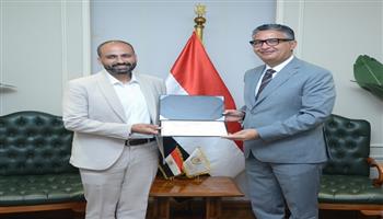 "التموين" تكرم صاحب أفضل فكرة عبر منصة "حوار" لتتبع السلع وتحقيق الشفافية