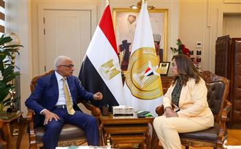 وزيرة التنمية المحلية تتابع مع محافظ شمال سيناء مشروعات الخطة الاستثمارية للعام المالي الجديد