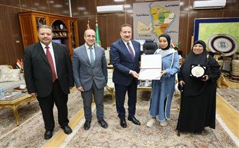 محافظ المنوفية يكرم الطالبة الأولى على الجمهورية بالدبلومات الفنية التجارية