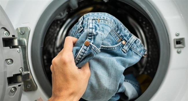 لو ملابسك تخرج من الغسالة ببقع بيضاء.. أتبعي هذه النصائح