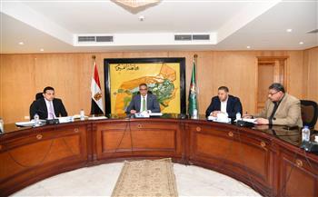 محافظ الفيوم يتابع الخطوات التنفيذية لمشروعات الخطة الاستثمارية