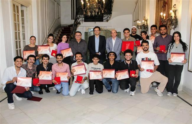 «هنو» يلتقي الفائزين بجوائز بمواسم نجوم المسرح الجامعي ويهديهم «كارنيه أهلًا وسهلًا بالطلبة»