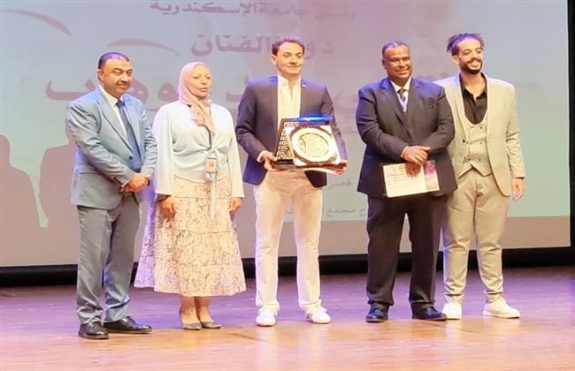 مهرجان قسم المسرح الدولي 18.. تكريم الفنان فتحي عبد الوهاب في حفل الختام 