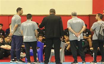 خالد فتحي يجتمع مع لاعبي منتخب الشباب لتحفيزهم قبل مونديال اليد