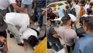 بسبب منشورات على إنستجرام.. اعتداء وحشي على مؤثر هندي بالشارع (فيديو) 