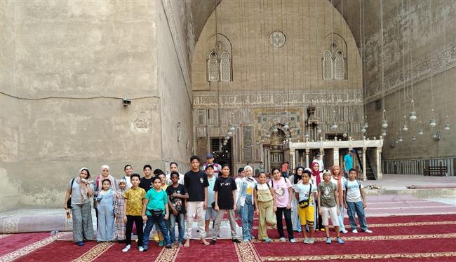 «أتوبيس الفن الجميل» يصطحب الأطفال في جولة بمساجد القاهرة  