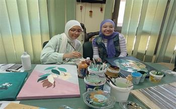 ورشة الرسم بالأكريليك وماء الذهب بالمركز الثقافي بأرض الجولف