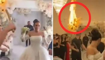 على طريقة مشهد العزف في "تياتنيك".. حفل زفاف يتواصل وسط النيران (فيديو)