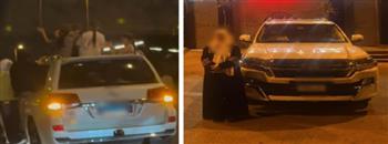 ضبط سيدة سمحت لمجموعة أطفال بالجلوس على السيارة أثناء سيرها في القاهرة