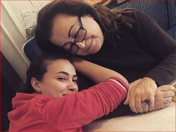 يسرا تنعى والدة هند صبري وتعتذر عن عدم الحضور بسبب السفر خارج مصر  