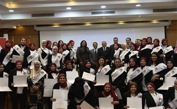 محافظ بورسعيد يشهد حفل تخريج الدفعة الثالثة من برنامج "المرأة تقود"