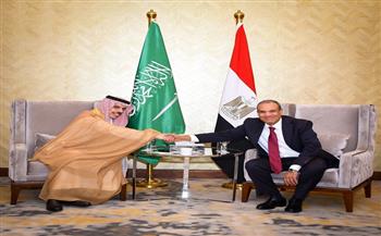 وزير الخارجية يبحث مع نظيره السعودي تعزيز العلاقات الثنائية والقضايا الإقليمية