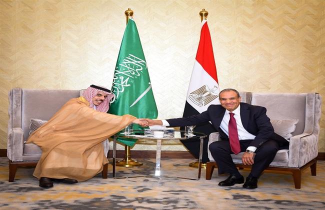 وزير الخارجية يبحث مع نظيره السعودي تعزيز العلاقات الثنائية والقضايا الإقليمية