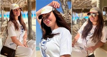 نرمين الفقي بإطلالة شبابية على شاطيء البحر