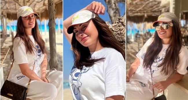 نرمين الفقي بإطلالة شبابية على شاطيء البحر