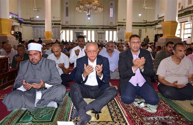 محافظ الأقصر يؤدي صلاة الجمعة بمسجد سيدي أحمد النجم ويتابع أعمال التطوير الجارية