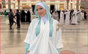 استعدادًا لأداء العمرة.. نسرين طافش تخطف الأنظار بالحجاب في المسجد النبوي