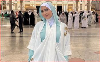 استعدادًا لأداء العمرة.. نسرين طافش تخطف الأنظار بالحجاب في المسجد النبوي