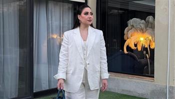 بوسي تتألق بإطلالة كاجوال أنيقة 
