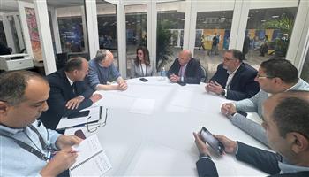 وزيرة التنمية المحلية تبحث مع رئيس ومؤسس شركة (إزري) العالمية مجالات التعاون المشترك 