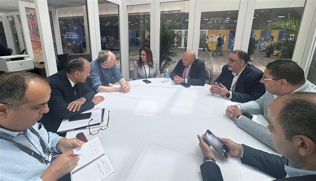 وزيرة التنمية المحلية تبحث مع رئيس ومؤسس شركة (إزري) العالمية مجالات التعاون المشترك 