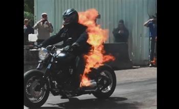 فيديو.. فرنسي يدخل جينيس بقيادة دراجة نارية مشتعلة