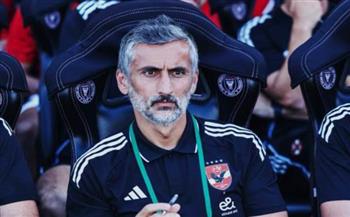 ريبيرو يعقد محاضرة للاعبين في مران الأهلي