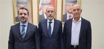 وزير الخارجية الأردني يبحث مع نظيره السوري والمبعوث الأمريكي جهود وقف إطلاق النار في السويداء
