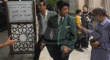 سامح يسري يقدم العزاء في الفنان ضياء عز الدين