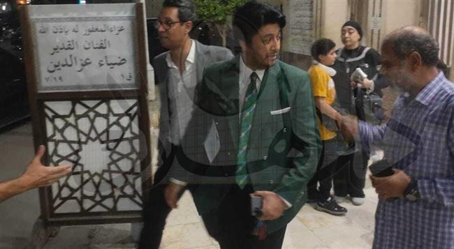 سامح يسري يقدم العزاء في الفنان ضياء عز الدين  